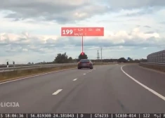 VIDEO: divi BMW vadītāji Ķekavas apvedceļu pataisa par sacīkšu trasi - bīstamajās izklaidēs iejaucas policija