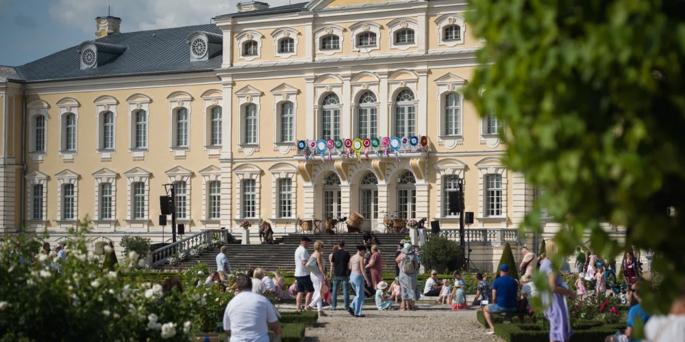 Rundāles pilī notiks dārza svētki "Deja dārzā".