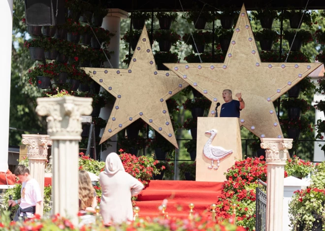 Усадьба превратилась в киностудию под открытым небом, где каждый может стать частью творческого процесса создания фильма.