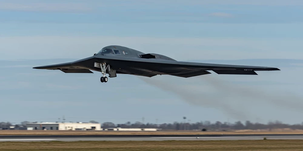 Взлет B-2.