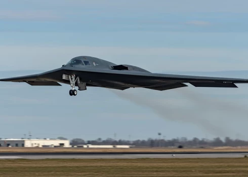 Взлет B-2.