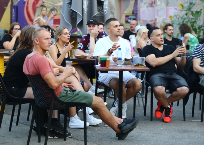 Naktsdzīves piekritējiem Rīgā piedāvā jaunu iespēju — aizsargāt dzērienus no sazāļošanas