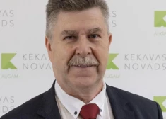 Ķekavas novada deputāts Andis Adats internetā lepni pozē ar padomju Latvijas nozīmīti uz krūtīm
