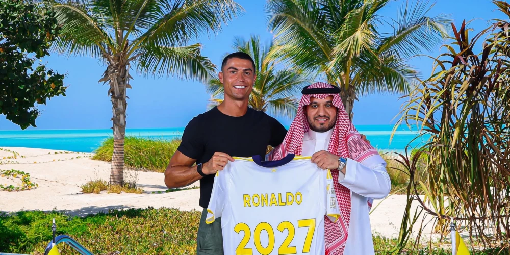 Krištianu Ronaldu ar "Al-Nassr" kluba vadītāju Abdullahu Al-Madžidu pēc jauna līguma noslēgšanas