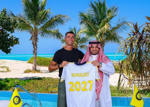 Krištianu Ronaldu ar "Al-Nassr" kluba vadītāju Abdullahu Al-Madžidu pēc jauna līguma noslēgšanas