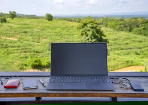 Svarīgi atcerēties, ka elastīgs darba formāts nav pretrunā ar atbildību – gluži pretēji, tas bieži vien palielina pašdisciplīnu, un iesaisti, ja vien darba kultūra ir balstīta uzticībā un skaidrās robežās.