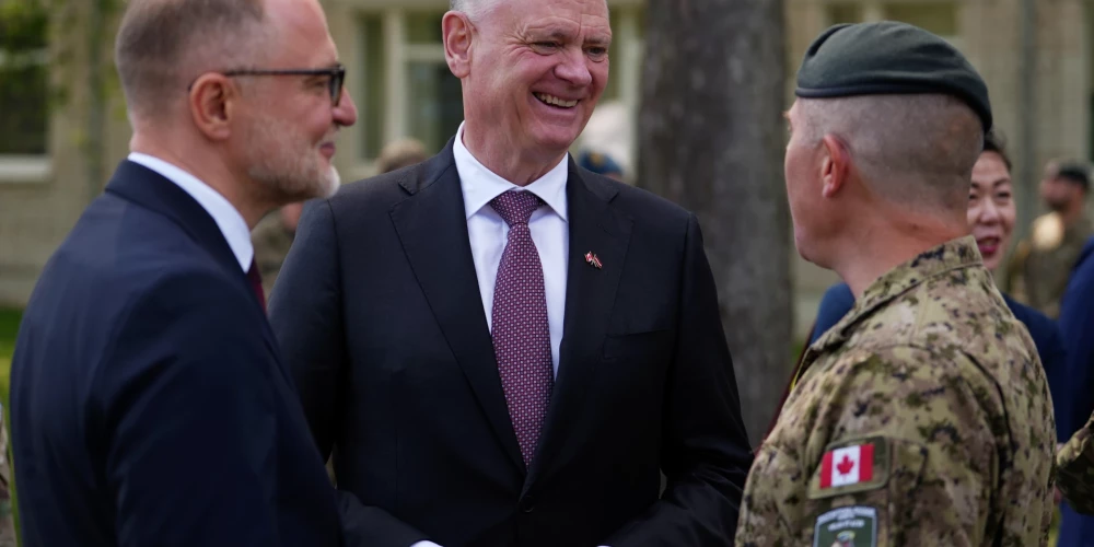 Aizsardzības ministrs Andris Sprūds (no kreisās), Kanādas Nacionālās aizsardzības ministrs Deivids Makgintijs (David McGuinty) un jaunais NATO daudznacionālās brigādes Latvijā komandieris pulkvedis Kristofers Rīvss (Kristopher Reeves) piedalās NATO daudznacionālās brigādes Latvijā komandiera maiņas ceremonijas pasākumā militārajā bāzē "Ādaži".