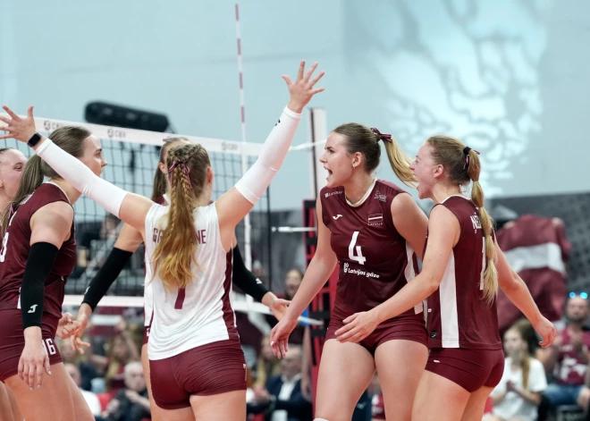 Latvijas volejbolistes pieveic līdz šim nevienu setu nezaudējušo favorīti Šveici pirmajā spēlē par iekļūšanu Eiropas Zelta līgā