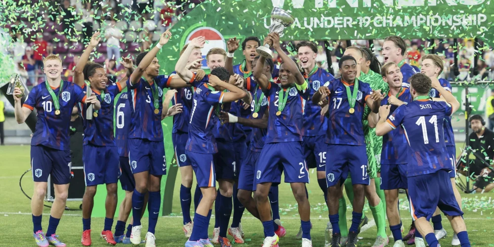 Nīderlandes U-19 izlases spēlētāji līksmo ar čempionu trofeju