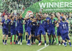 Nīderlandes futbolisti pirmo reizi kļūst par U-19 Eiropas čempioniem, pieveicot tradicionālos uzvarētājus spāņus