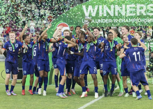 Nīderlandes U-19 izlases spēlētāji līksmo ar čempionu trofeju