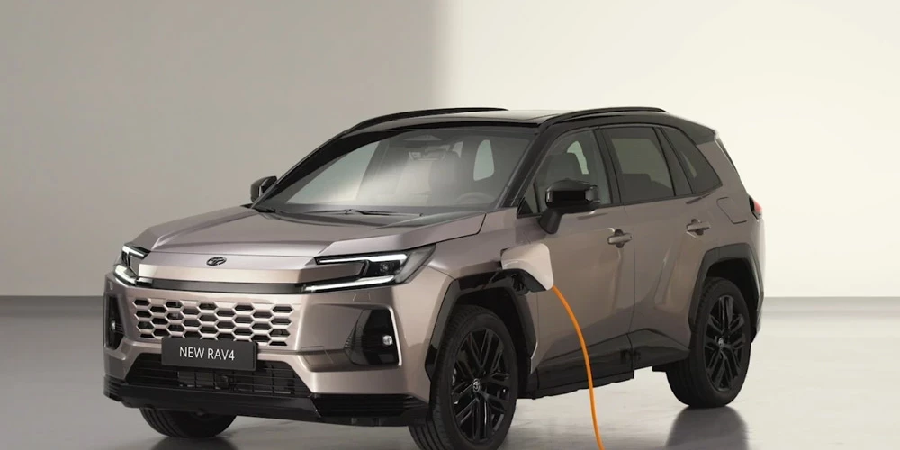 22,7 kWh litija akumulators šādam Toyota RAV4 ļaus veikt jau līdz 100 km ceļa tikai ar elektrību. 