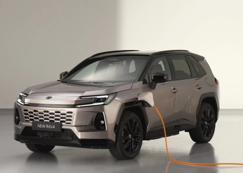 22,7 kWh litija akumulators šādam Toyota RAV4 ļaus veikt jau līdz 100 km ceļa tikai ar elektrību. 