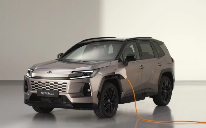 22,7 kWh litija akumulators šādam Toyota RAV4 ļaus veikt jau līdz 100 km ceļa tikai ar elektrību.