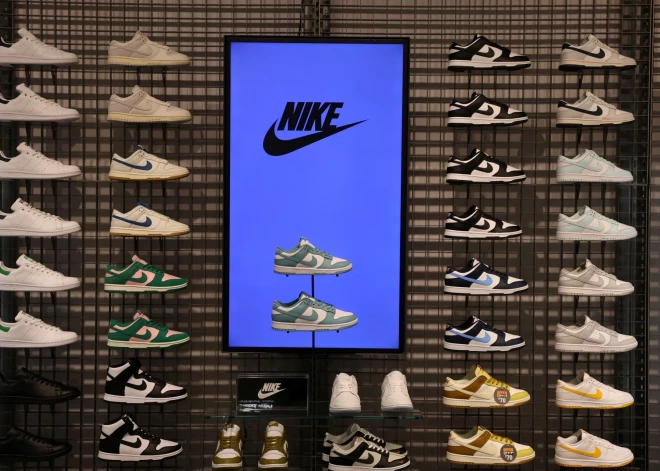 "Nike" ievērojams peļņas kritums; produkcija ASV kļūs krietni dārgāka