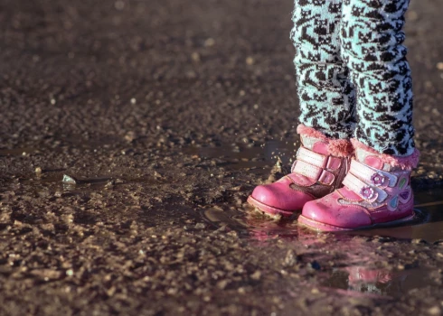 Sinehijas veidojas, kad mazās kaunuma lūpas salīp kopā, daļēji vai pilnībā aizsedzot maksts ieeju. Šī parādība visbiežāk novērojama meitenēm vecumā no 3 mēnešiem līdz 6–7 gadiem. Cēlonis ir zems estrogēna līmenis šajā vecuma posmā, kas padara gļotādu plānāku un jutīgāku.