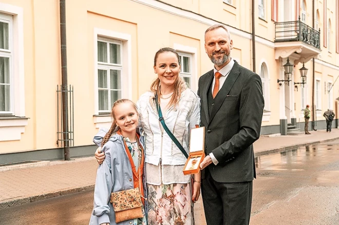 Dagmāra un Kaspars Bārbali ar meitu Martu 4. maijā.
