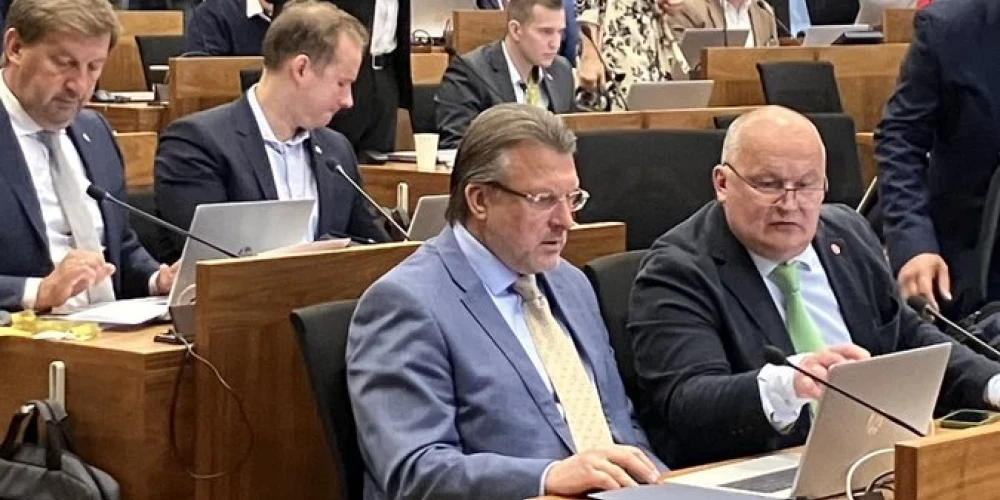 Ainārs Šlesers, neskatoties uz to, ka neatzīst vēlēšanu rezultātus, tomēr Rīgas domes sēdi apmeklējis.