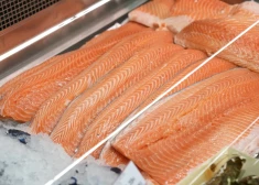 Veikalos parādās lēto pārtikas produktu grozi – pircēji jau izpērk lašus un kefīru