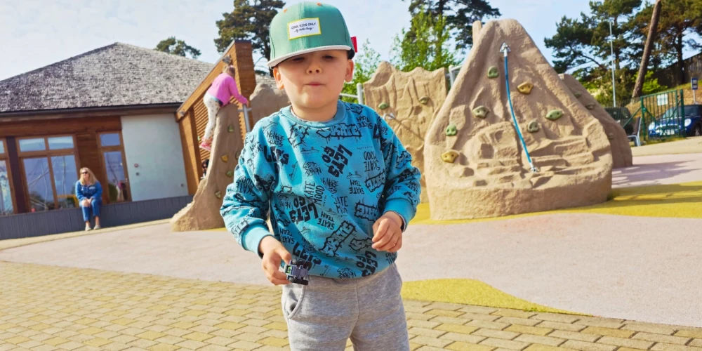 Brendonam ir smagi traucējumi attīstībā, viņš sāka staigāt tikai neilgi pirms piecu gadu sasniegšanas.
