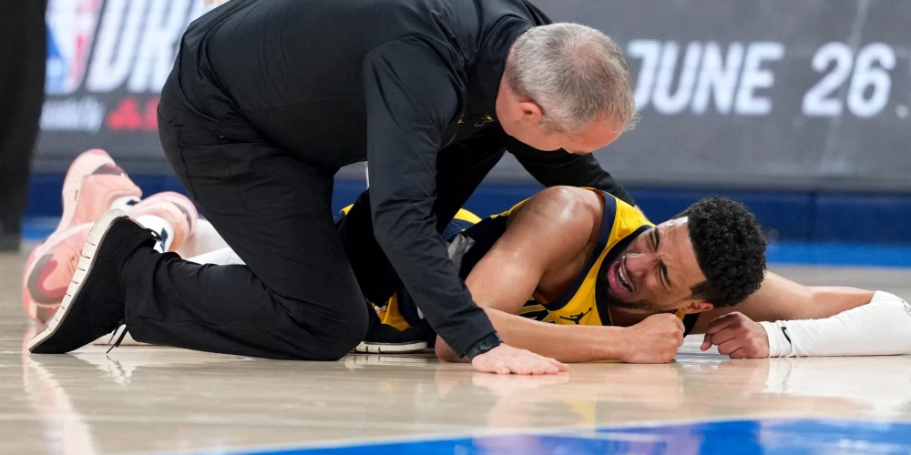 Tairīss Halibērtons (uz zemes) NBA septītajā finālsērijā kļuva par vēl vienu basketbolistu ar smagu traumu.