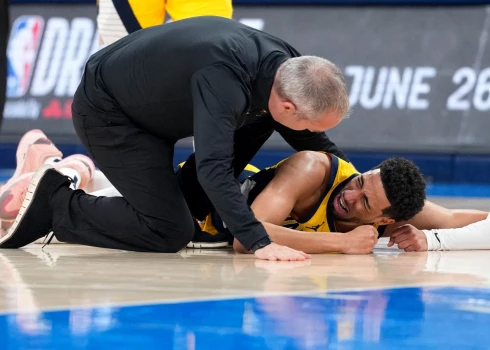 Tairīss Halibērtons (uz zemes) NBA septītajā finālsērijā kļuva par vēl vienu basketbolistu ar smagu traumu.