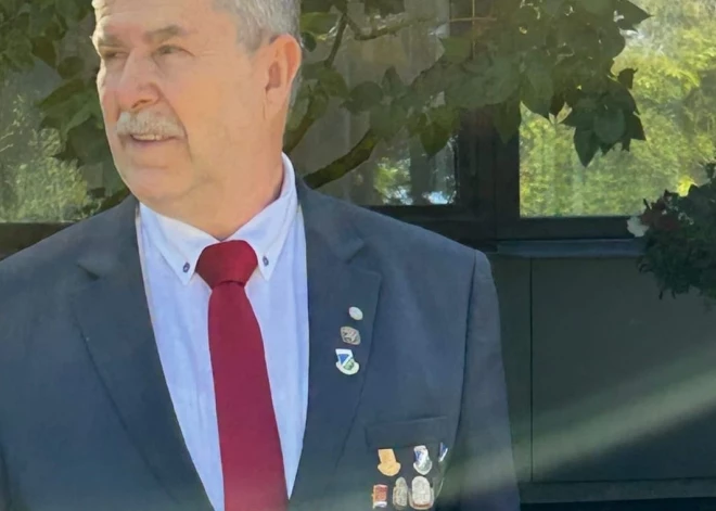 "Viņš nav partijas biedrs!" Šlesera partija komentē Ķekavas deputāta Adata izgājienu ar LPSR krūšu nozīmīti