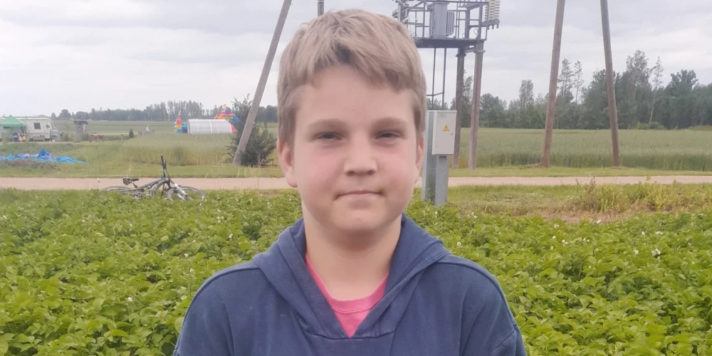  „Gustavs teica, ka grib glaunu riteni, bet lai nopērkot traktoru, jo tad varēs kartupeļus stādīt. Tajā brīdī man vispār mute palika vaļā,” smejas Oskars, bet atzīst, ka bērna doma ļoti iepatikusies: "Nedodiet man naudu, bet darbarīku!"