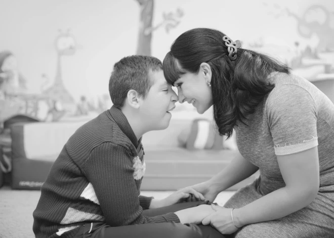 Īpašā bērna mamma dalās pārdomās par apkārtējo attieksmi. "Tieši tādēļ izvēlamies nebraukt ciemos!"