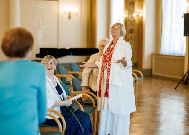 Dace Melbārde sveica Svētku virsdiriģentus, virsvadītājus, Goda virsdiriģentus un Goda virsvadītājus, kuri ilgus gadus piedalījušies un ar savu ieguldījumu veicinājuši Latvijas Skolu jaunatnes dziesmu un deju svētku kustību.