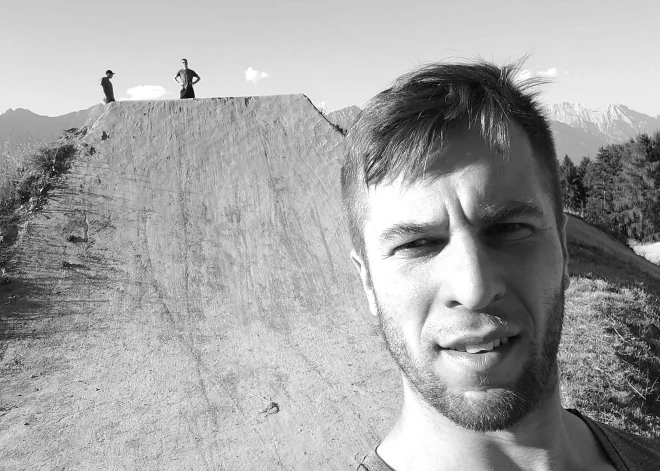 "Šķiet, ka viņš gribētu palikt skaistajos Alpos..." Traģiski bojāgājušā Latvijas riteņbraucēja Lepera māsa dara visu iespējamo, lai atgādātu brāli mājās