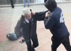 VIDEO: varonīgs autobusa šoferis Rīgas autoostā tiek galā ar agresīvu, iereibušu vīrieti