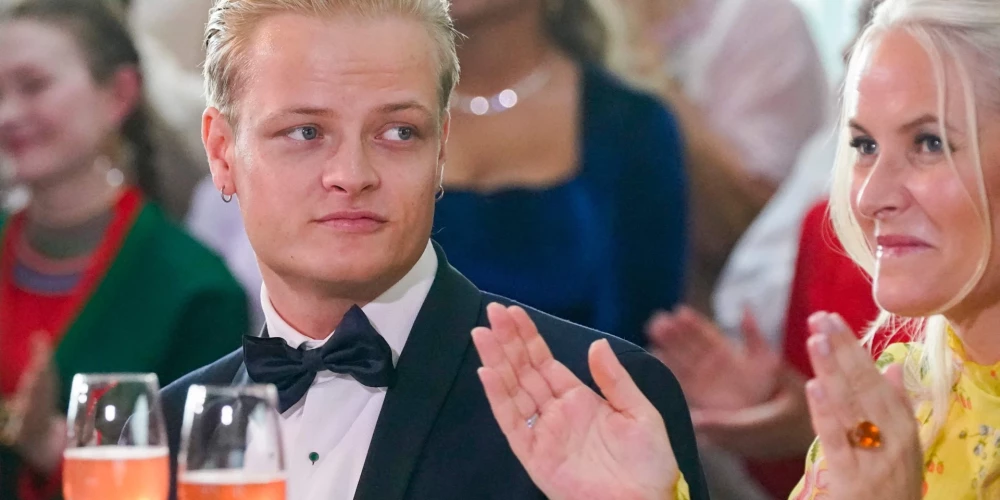 Norvēģijas kroņprinceses dēlam izvirzītas apsūdzības par izvarošanu un seksuāliem uzbrukumiem. 