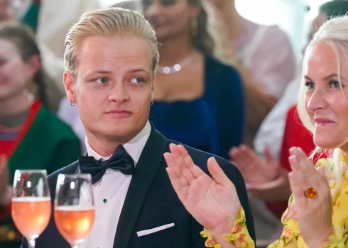 Norvēģijas kroņprinceses dēlam izvirzītas apsūdzības par izvarošanu un seksuāliem uzbrukumiem.