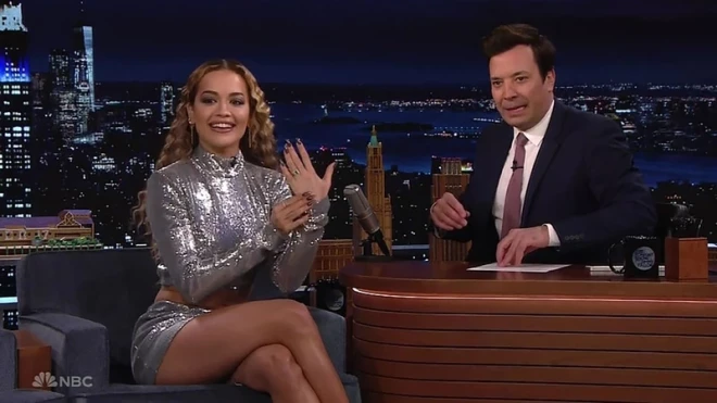 Džimija Falona šovā 2023. gada februārī Rita Ora pirmo reizi parādīja saderināšanās un laulību gredzenus.
