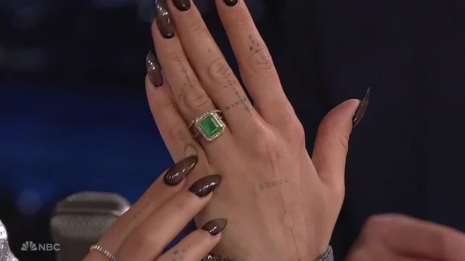 Ritas Oras saderināšanaās un laulības gredzeni.