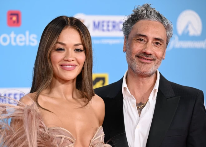 Popdīva Rita Ora atklāj, ka tā bija viņa, kas bildināja vīru un pat metās uz viena ceļa