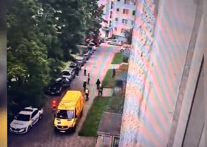 "У него все двери изрублены топором": мужчина в Пурвциемсе ранил полицейского гантелей, соседи живут в страхе