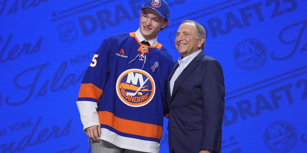 Ņujorkas "Islanders" piektdien Losandželosā Nacionālās hokeja līgas jauno spēlētāju draftā ar pirmo numuru izvēlējās aizsargu Kanādas aizsargu Metjū Šeiferu.