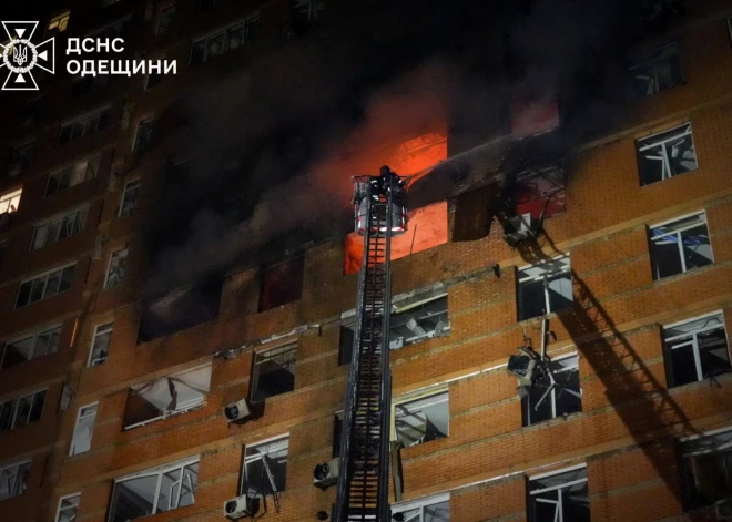 Krievijas uzbrukums Odesai: drons ietriecas daudzstāvu ēkā, divi bojāgājušie