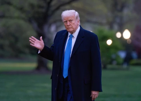 Дональд Трамп останавливает войны одной рукой.