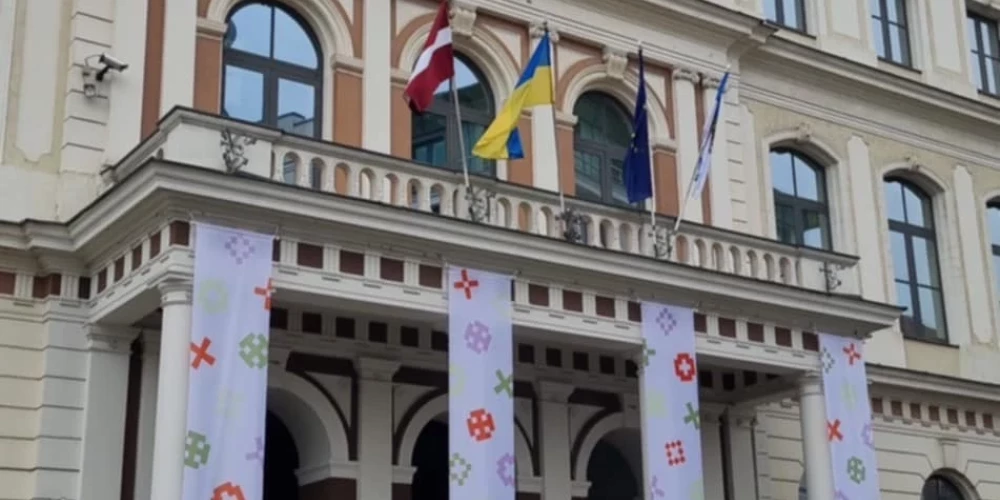 Šogad galvaspilsētas rātsnama neplīvo varavīksnes karogs.