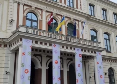 Šogad bez strīdiem: pie Rīgas domes netika izkārts LGBTK+ karogs