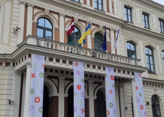 Šogad bez strīdiem: pie Rīgas domes nama netika izkārts LGBTK+ karogs