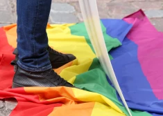 "Homoseksualitāte ir grēks" — praida gājiena dalībniekus Rīgā sagaida arī protestētāji