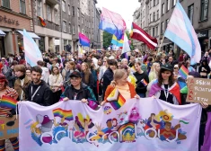 ФОТО: в Риге прошло шествие прайда, были и протестующие с плакатами "Грех уничтожит вас"