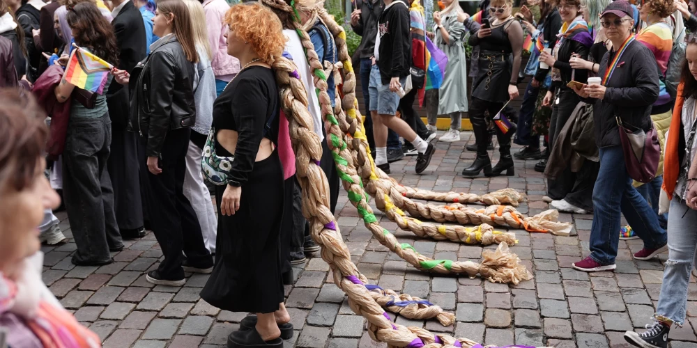 Rīgas centrā sestdien bez būtiskiem starpgadījumiem noritēja tradicionālais praida gājiens, kas pulcēja vairākus simtus cilvēku.