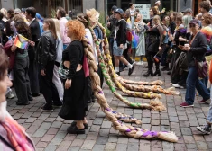 FOTO, VIDEO: skaļi saukļi, dziesmas un raibi tērpi – Rīgā noritējis praida gājiens