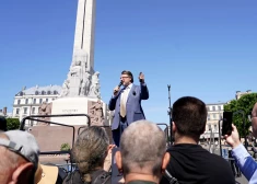 "Сделаем Ригу снова великой": около 100 человек собрались в центре на митинг Шлесерса