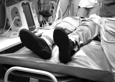 Jaunietis ar lauztu galvaskausu slimnīcā cīnās par dzīvību. Mamma lūdz atsaukties aculieciniekus
